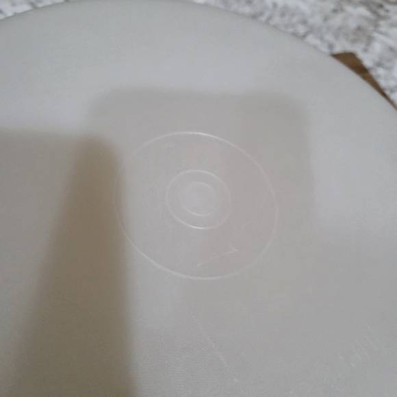 Tupperware Cake Carrier with Yellow Base Cottagecore - Picture 3 of 6